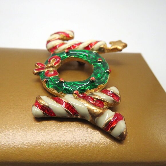 Joy Christmas Brooch 2" Gold Tone Pin Candy Cane Wreath Spellout Design New - Picture 7 of 13